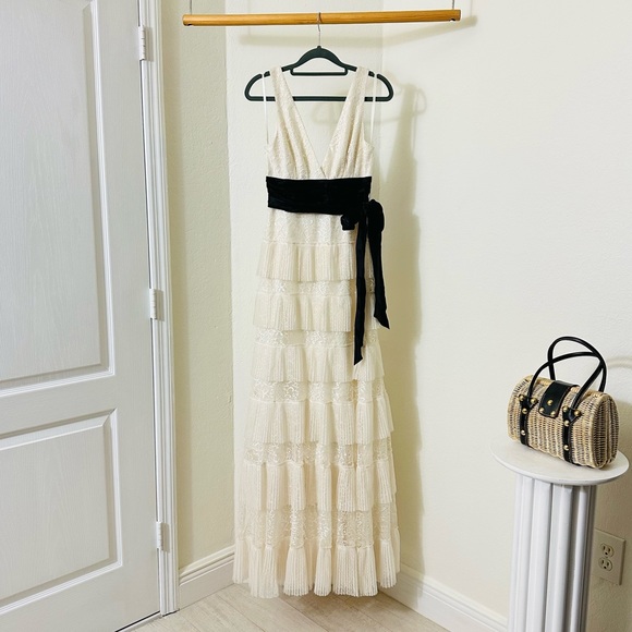 BCBGMaxAzria Tiered offwhite Wedding Dress - Picture 13 of 13